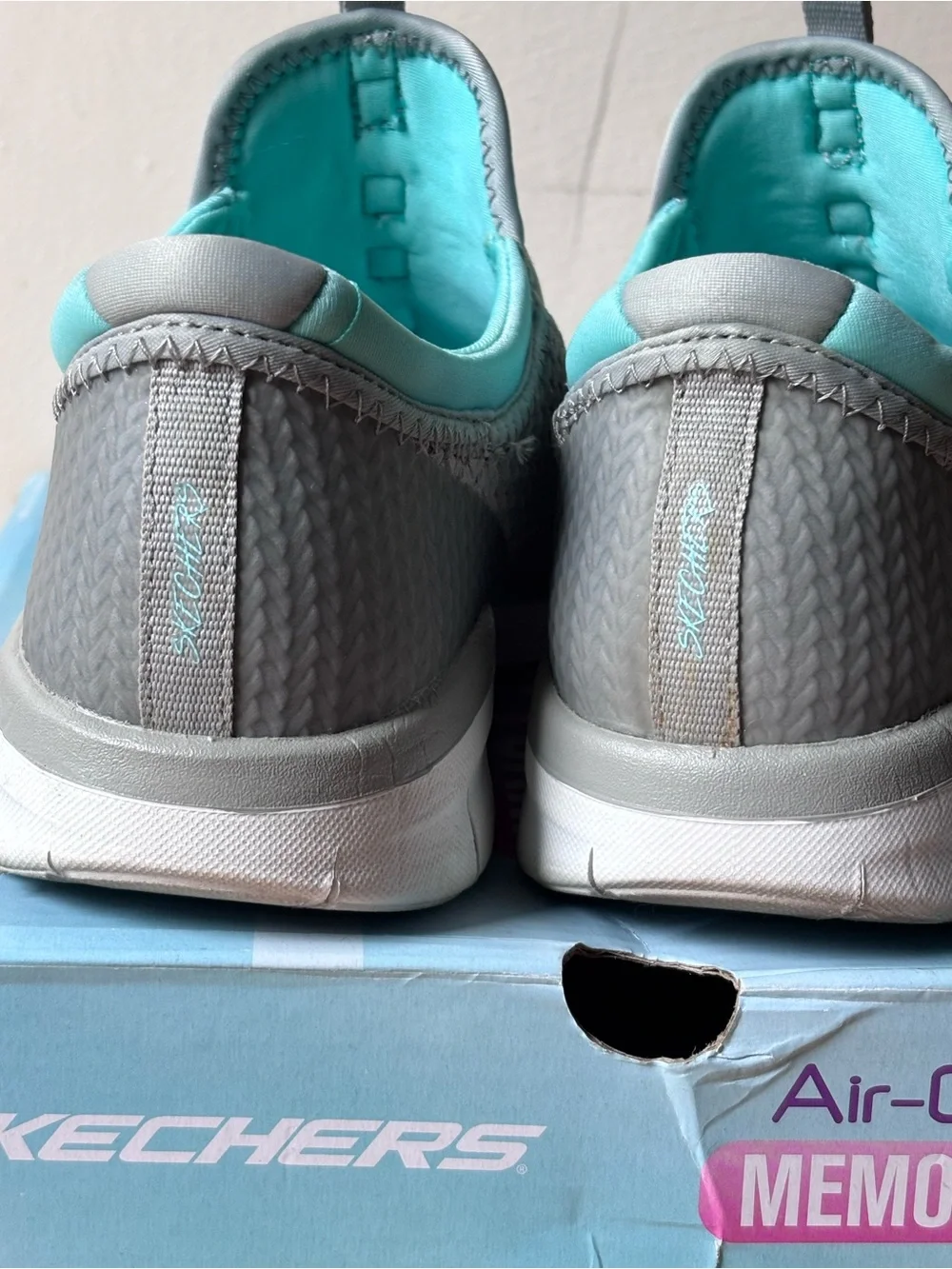 Skechers Synergy 2.0 in Grey with Turquoise Trim size 7